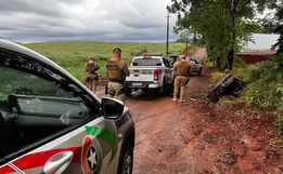 Veículo capota após fuga da Polícia Militar em São Miguel do Oeste