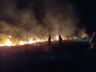 Bombeiros de SC atuam por 10 horas em campo durante 1º dia de ajuda no combate a incêndios no MS