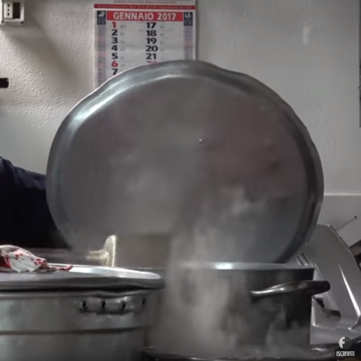 Idoso de 90 anos dedica vida a cozinhar para moradores de rua