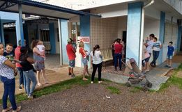 Famílias formam fila para vacinação de crianças em SJCedro