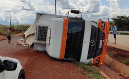 Caminhão carregado de frango sai da pista e tomba na BR-163 em São José do Cedro