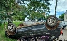 Homem fica ferido em saída de pista seguida de capotamento em Maravilha 