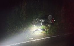 Motorista fica ferido em saída de pista seguida de capotamento em Descanso 