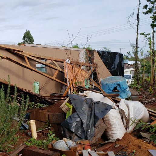 Vídeo: Comunidade se mobiliza para limpeza de estragos causados pelo temporal em Belmonte
