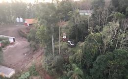 Buscas por condutor de veículo roubado e com drogas continua 