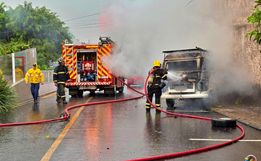 Kombi é parcialmente destruída por fogo em São Miguel do Oeste
