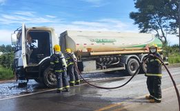 Bombeiros combatem incêndio em caminhão de óleo diesel em Palmitos