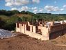 Família inicia construção após fogo queimar a residência