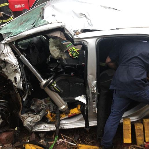 Acidente na BR-282 deixa motorista com fraturas e preso nas ferragens