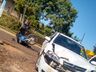 Rapaz fica ferido em colisão de carro e moto no centro de Iporã do Oeste 