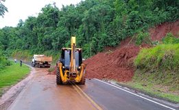 Deslizamento de terra interdita acesso a Vila União e ITG 070 em Itapiranga