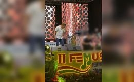 Artista desmaia no palco e é socorrido durante festival em SMOeste