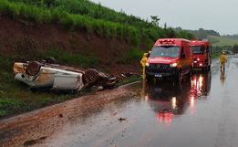 Veículo com três ocupantes sai da pista e capota na BR 282, em Cunha Porã 