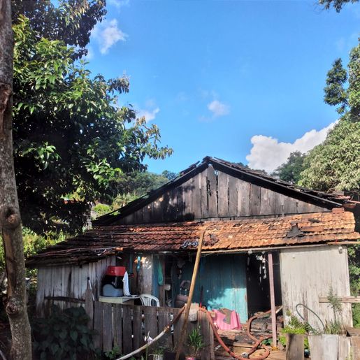 Incêndio destrói casa de madeira no centro de Guaraciaba 