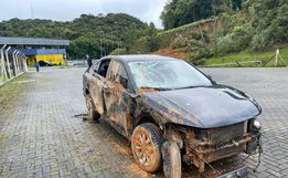 FOTOS: Carro retirado de deslizamento na BR-376 era de família que voltava de consulta médica