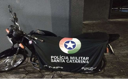 Homem tem motocicleta recuperada pela PM e dois jovens são presos
