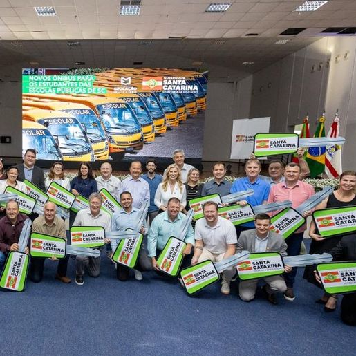 Governo de SC entrega 30 novos ônibus escolares e anuncia 100 veículos 