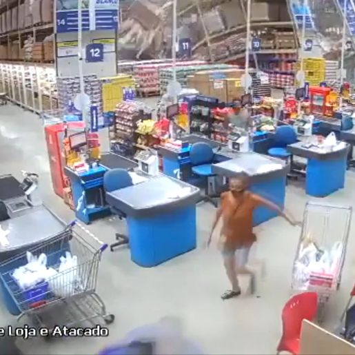 VÍDEO: Prateleiras desabam em supermercado e deixam um morto e feridos