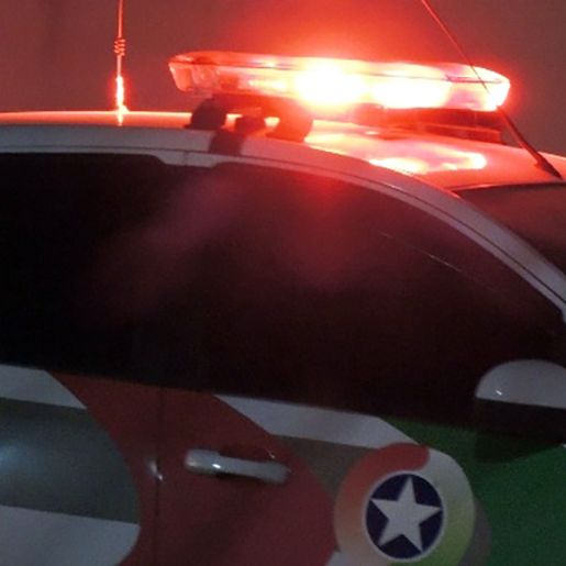 Mulher tenta agredir policiais militares com machadinha