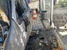 Carro pega fogo em garagem e moradores controlam incêndio em Maravilha