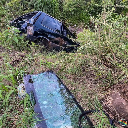 Jovem perde controle e capota carro entre SMO e Bandeirante