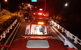 Bombeiro se joga em rio para salvar vítima de acidente em SC