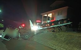 Caminhoneiro fica ferido em acidente no centro de Guarujá do Sul