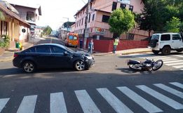 Jovem fica ferido em acidente entre carro e moto em Itapiranga