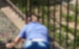 Menino é resgatado após prender a cabeça em cerca metálica em SC