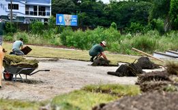 Complexo Educacional Olímpio Dal Magro recebe plantio do novo gramado