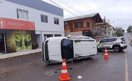Veículo capota no centro da cidade após colidir com outro carro