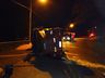 Caminhão carregado de milho tomba na entrada de Itapiranga 