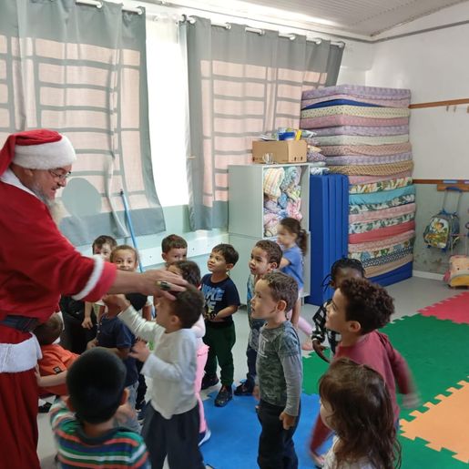 Casal Noel de Descanso leva alegria a crianças do RS com ação solidária