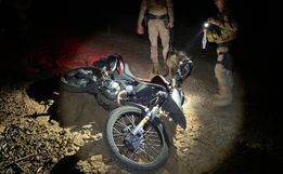 Motociclista foge da PM, abandona moto e se esconde em mata no Bairro Santa Rita, em SMO