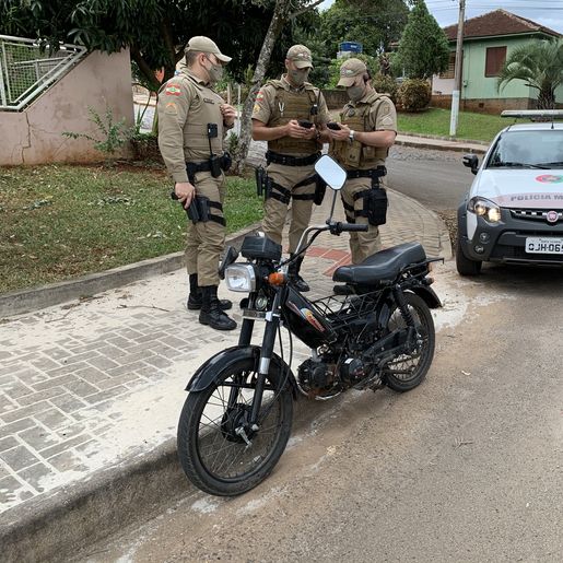 Adolescente fica ferido em acidente entre carro e motoneta sem licenciamento