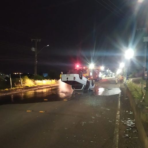 Motorista perde controle de veículo e capota 