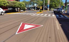 Urbanismo realiza pintura de nova sinalização de trânsito no centro