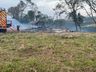 Fogo em vegetação se espalha e atinge galpão no interior de Belmonte