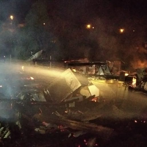 Incêndio deixa pelo menos 15 pessoas desalojadas em Belmonte