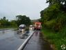 Van com 14 ocupantes sai da pista, cai em barranco e dois ficam feridos na BR-282