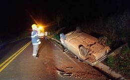 Motorista foge após capotar veículo na SC 161 em Anchieta
