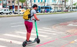 Cidades de SC avançam na regulamentação para ciclomotores e patinetes elétricos