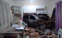 Carro bate contra parede e invade cozinha de casa no Paraná