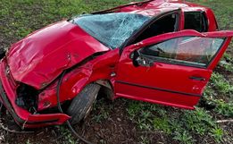 Veículo sai da pista e capota no interior de São Miguel do Oeste 