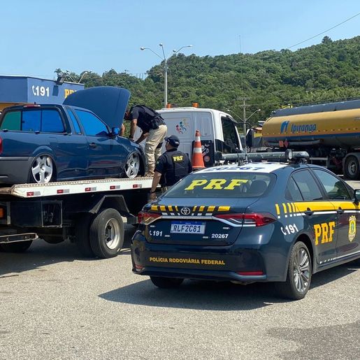 Picape caracterizada como viatura da PRF é apreendida em Balneário Camboriú