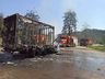 Caminhão é destruído por incêndio na BR-282