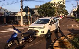SMO: Colisão entre moto e carro deixa mulher ferida no centro