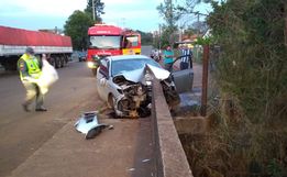 Colisão de carro contra muro deixa motorista ferido