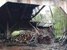 Bombeiros combatem incêndio em galpão no interior de Tunápolis