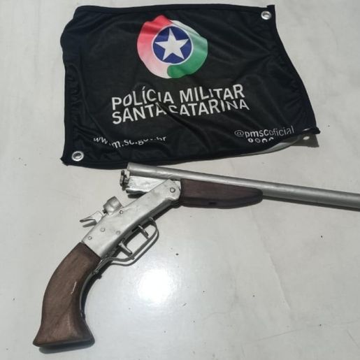 Homem é preso por ameaçar mulher com arma de fogo 